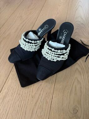 Chanel black mules with pearl detailing - size 38/8